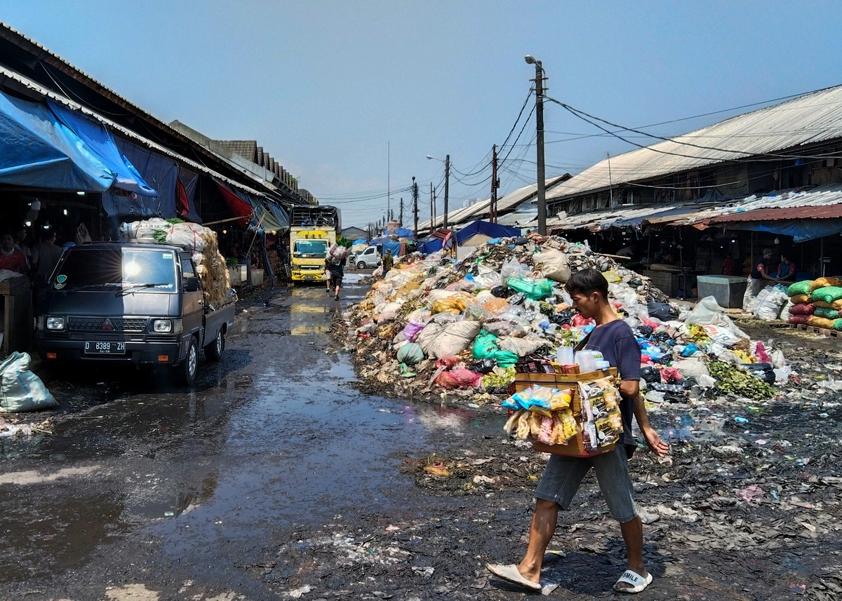 Massive waste pile at Pasar Caringin, Bandung — dubbed 'the waste desert'